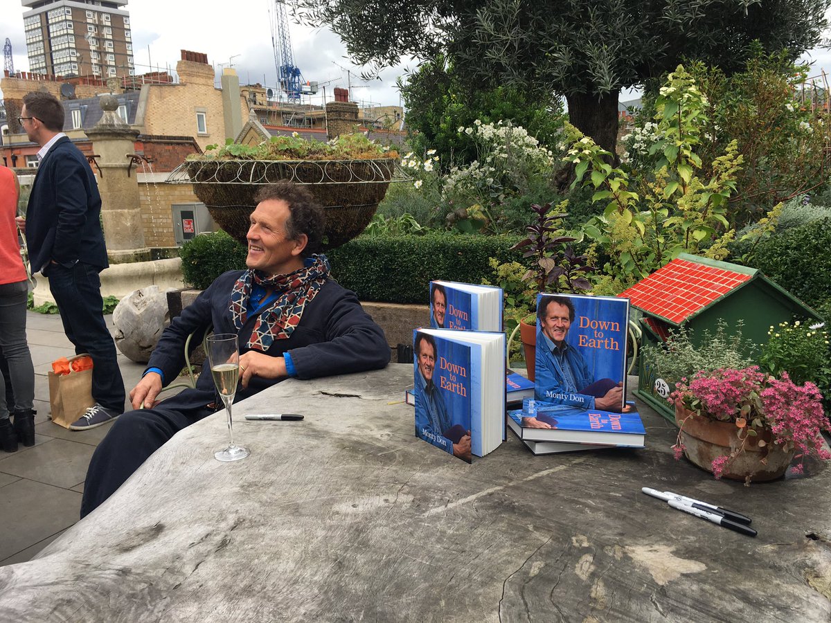 dkbooks's tweet photo. @TheMontyDon looking very comfortable getting ready to sign some copies of #downtoearth https://t.co/2rSYvTlGOC
