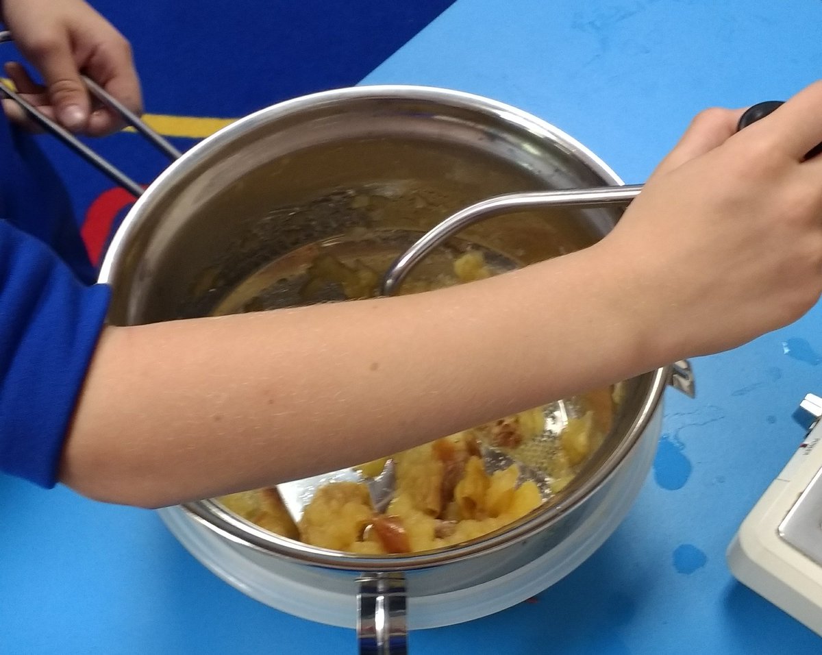 GES_Fegley1st's tweet photo. Apple Sequencing: Making homemade applesauce together! Delicious cooperation!!! #gwdes https://t.co/AWbrXj2CeE