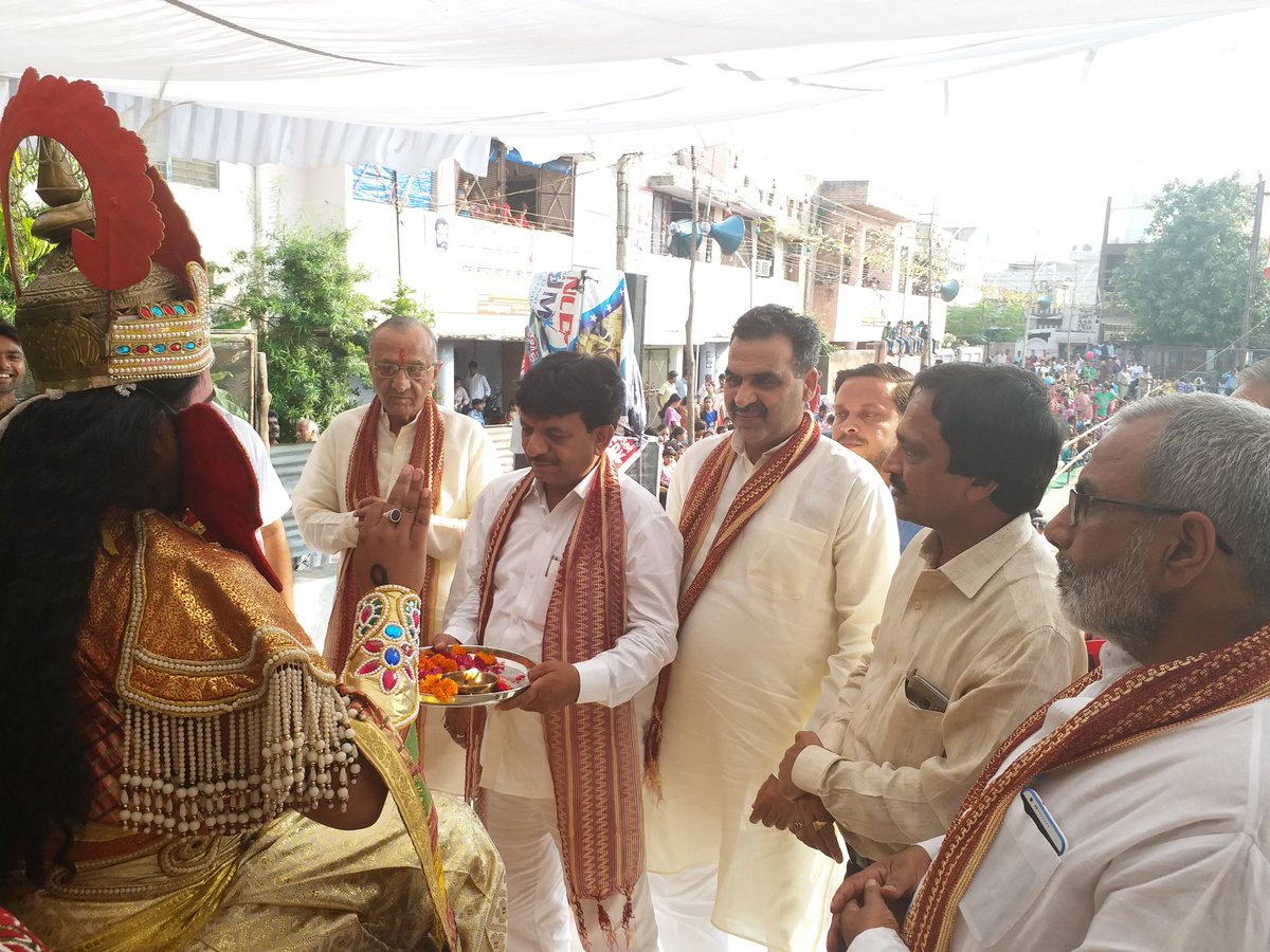 आज बुराई पर अच्छाई की जीत के प्रतीक विजयदशमी पर्व पर पूर्व राज्यमंत्री श्री संजीव बालियान जी के साथ नगर में आयोजित रामलीलाओं में जाना हुआ ।