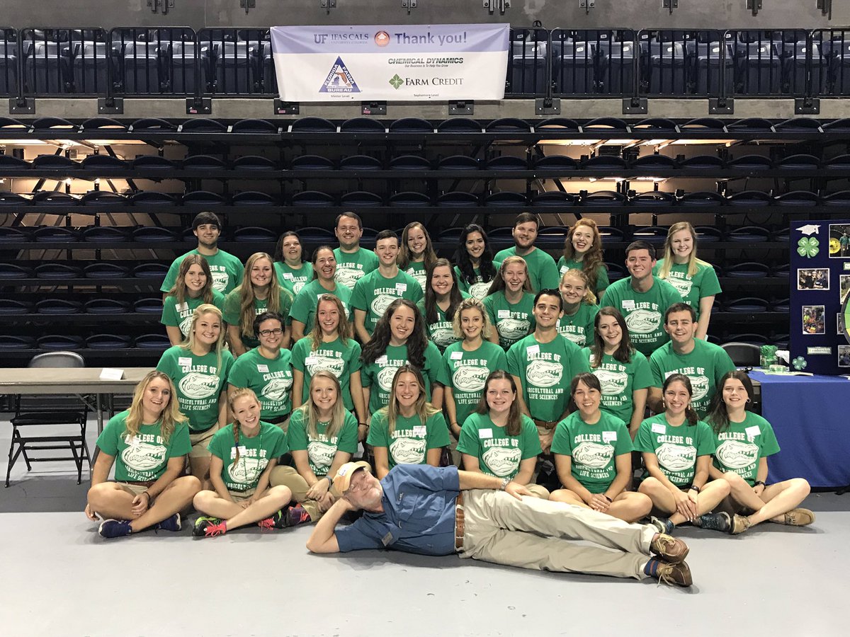 Our #ufcals Ambassadors and @JackPayneIFAS are ready for #TailGator17! Are you? Come see us at the @OConnellCTR for BBQ and fun! #CalsAlumni