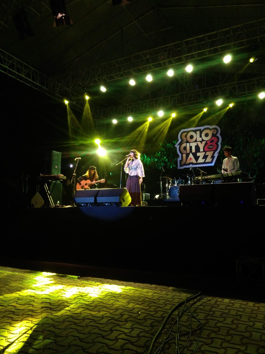 Setelah penampilan PILIPE, tiba saatnya <a href="/_jungkatjungkit/">Jungkat-Jungkit</a>  memberikan penampilannya kepada pengunjung #SoloCityJazz di #BentengVastenburg