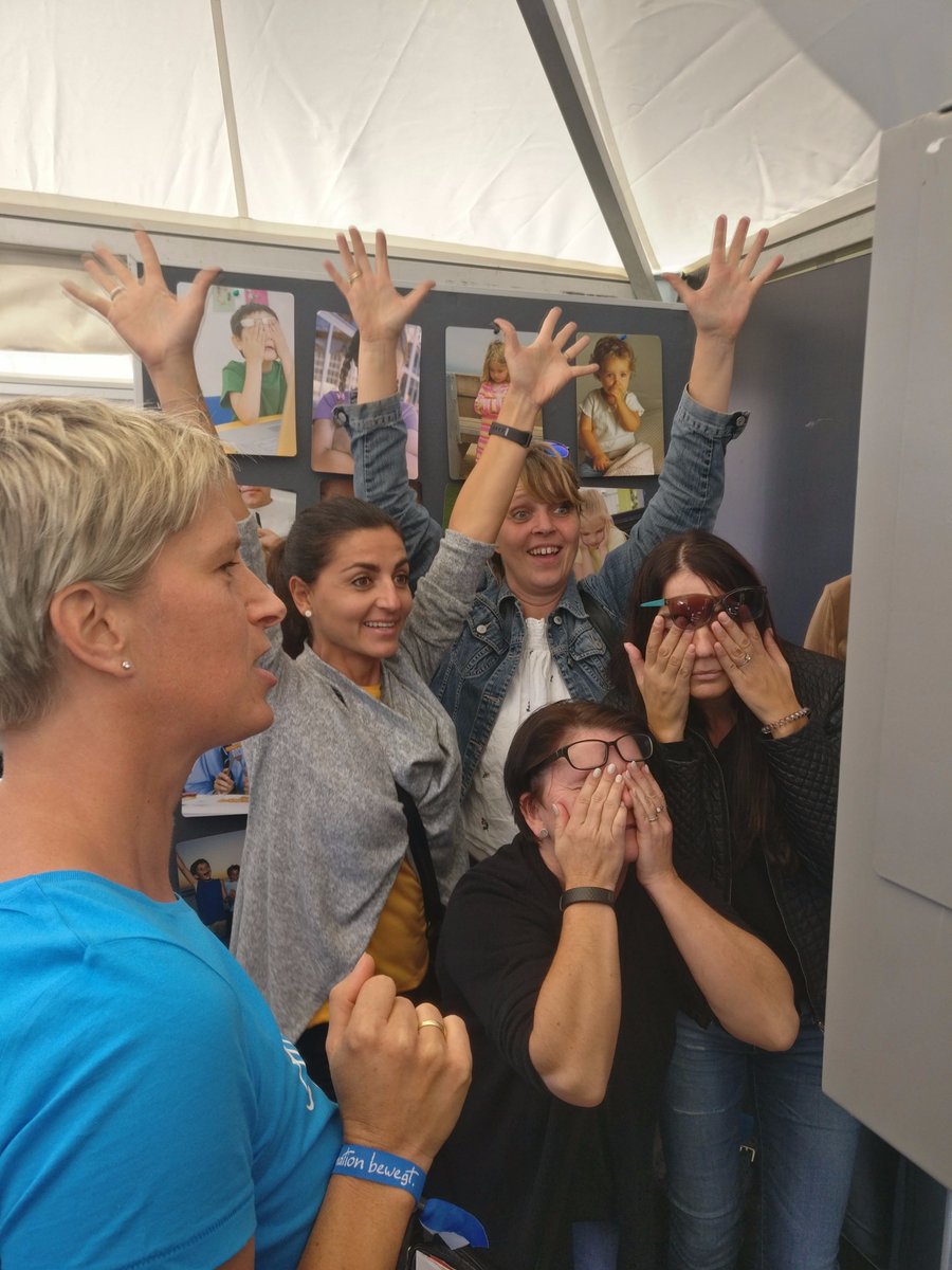 diakonieAT's tweet photo. Fotoaction bei den KollegInnen der @spattstrasseAT! #Fest500 #Erinnerungsfoto #Jugendhilfe #Diakonie https://t.co/1vD9cORrnk