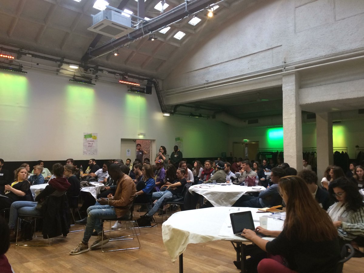 JeunesEuropeens's tweet photo. Réponses de la salle: l’Europe on la pratique au quotidien quand on utilise l’€, qu’on voyage, qu’on exerce sa citoyenneté #ProVox @Cnajep https://t.co/m8QQjzEUNa