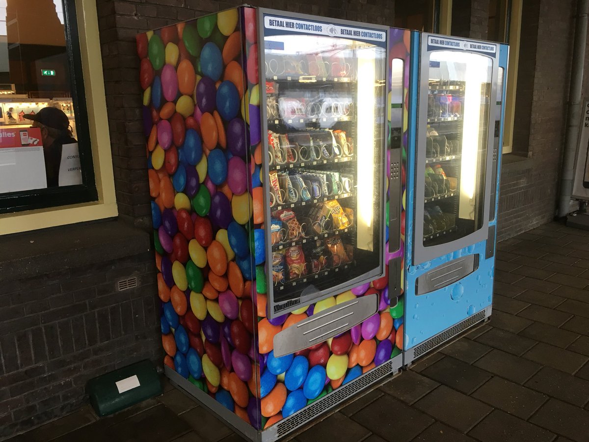 stationdeurne's tweet photo. #snoep/drankautomaten #ideaal @stationdeurne op #perron2/3 ook handig @dailydeurne en natuurlijk ook vd #reizigers. Als #DailyDeurne #Henk dicht is hij de #klant toch van dienst zijn. Met elkaar, voor elkaar. https://t.co/X3oKLujyeE