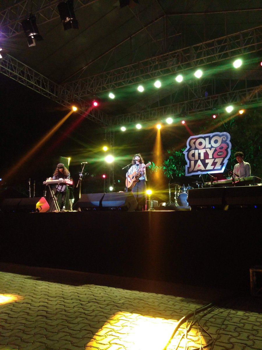 SoloCityJazz's tweet photo. @_jungkatjungkit merupakan duo dari #KotaSolo yg menyemarakkan #SoloCityJazz kali ini dgn permainan musik khas mereka https://t.co/kVZ2uHUXaq