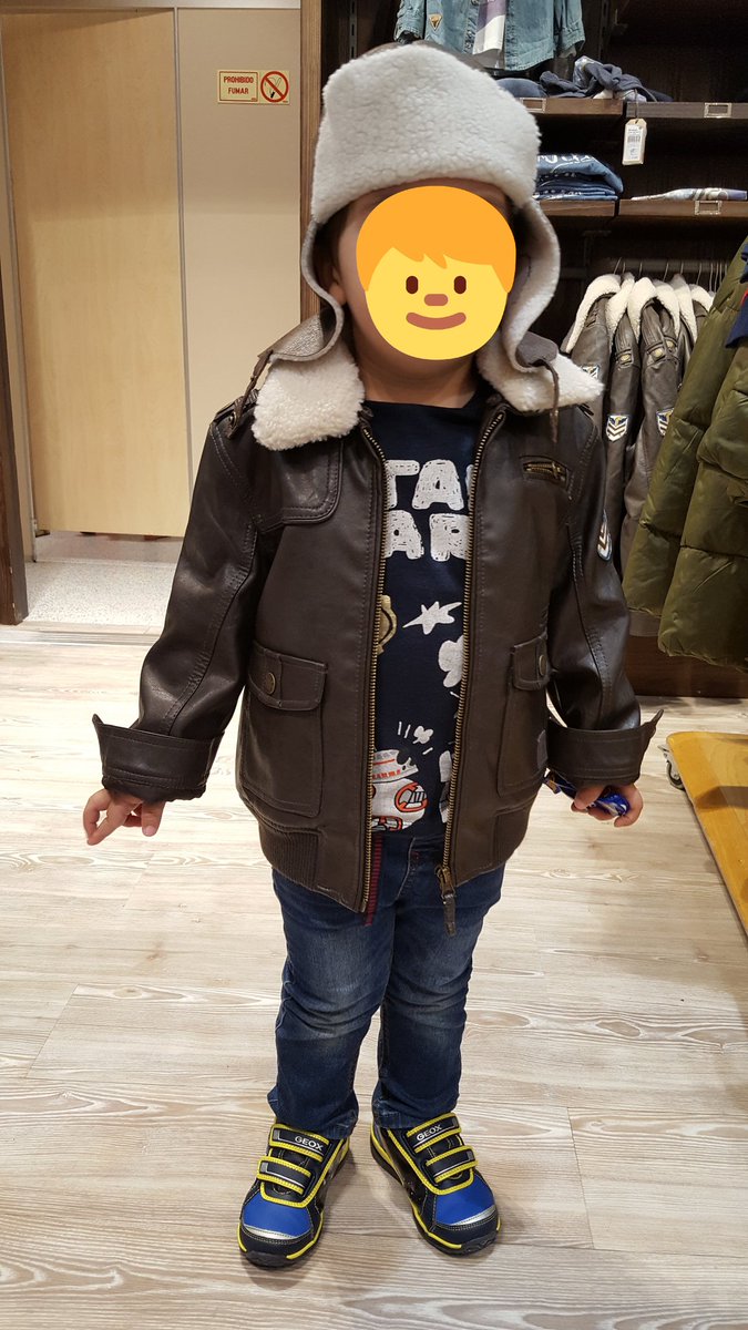 Saco así vestido a mi hijo de casa porque nunca sé cuándo va a tener que sobrevolar Francia para liberarla de los nazis.