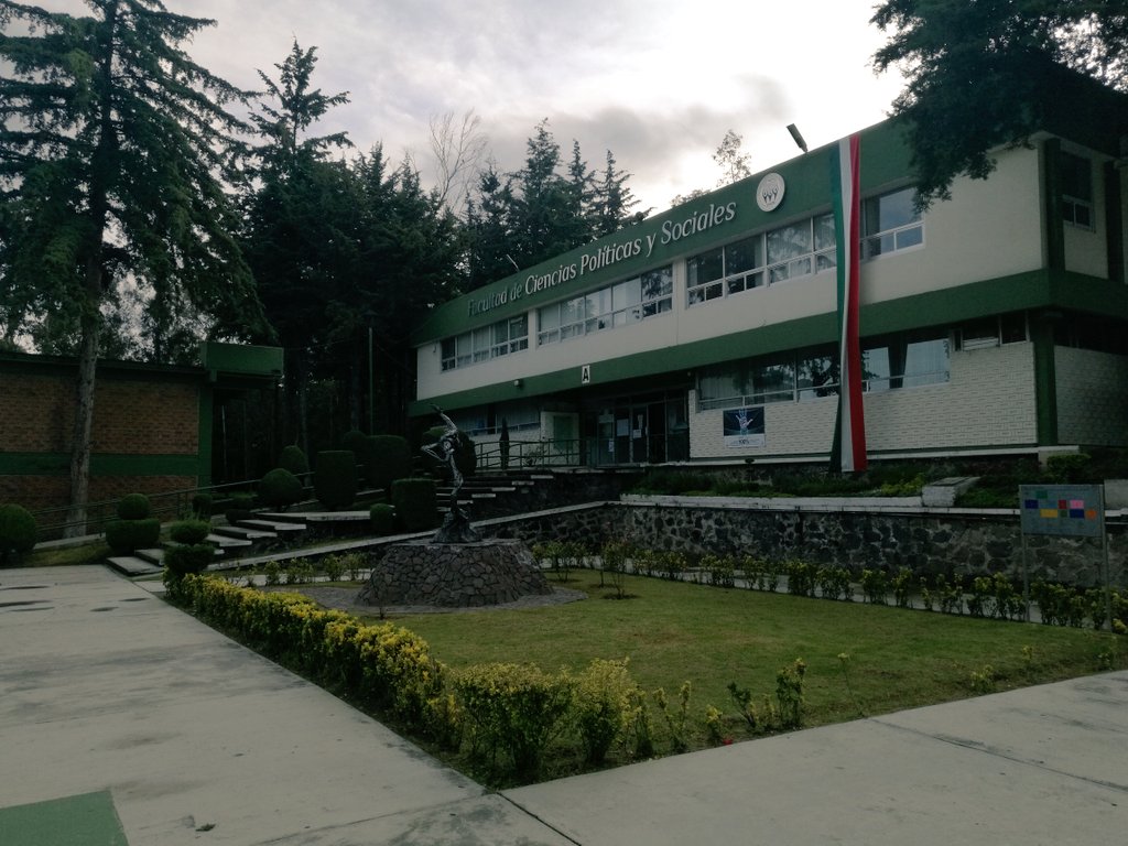 RJoyaC's tweet photo. Así la @FCPySUAEMex esta fresca mañana de sábado en #Toluca. Todo el tiempo lista para crear más conocimiento. #FelizSábado https://t.co/t82y6kErJ3