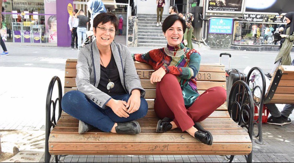 BİRİ MİMAR(!),
BİRİ GAZETECİ(!)
YANLIŞ OTURMUŞSUNUZ..
BENCE BANKIN ÜSTÜNE TÜNEMELİYDİNİZ😂