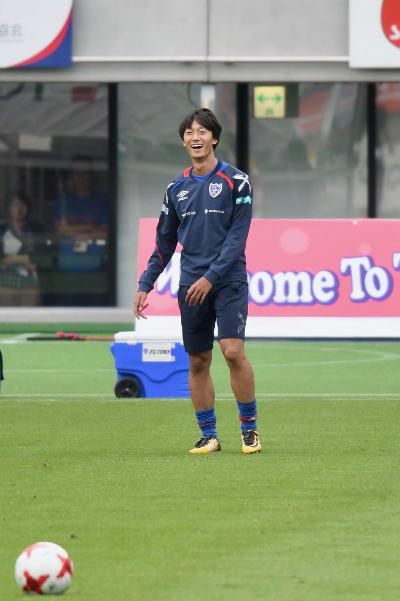 on_off_p's tweet photo. ◎2017.09.30 J1リーグ 第28節 FC東京 VS ジュビロ磐田

パス練習で全力ガッツポーズ💪（やり切った感ある）
#おかえりセイムロヤ #室屋成 https://t.co/wO7HWACJ3H