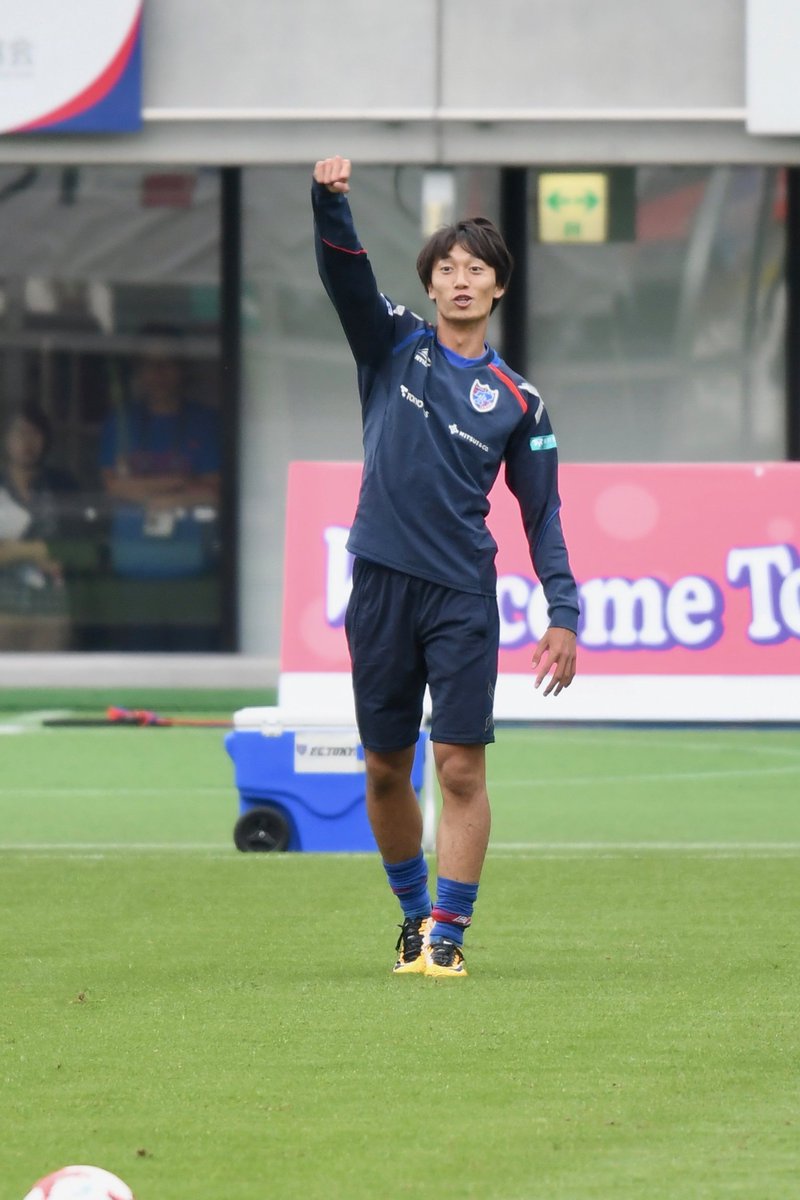on_off_p's tweet photo. ◎2017.09.30 J1リーグ 第28節 FC東京 VS ジュビロ磐田

パス練習で全力ガッツポーズ💪（やり切った感ある）
#おかえりセイムロヤ #室屋成 https://t.co/wO7HWACJ3H