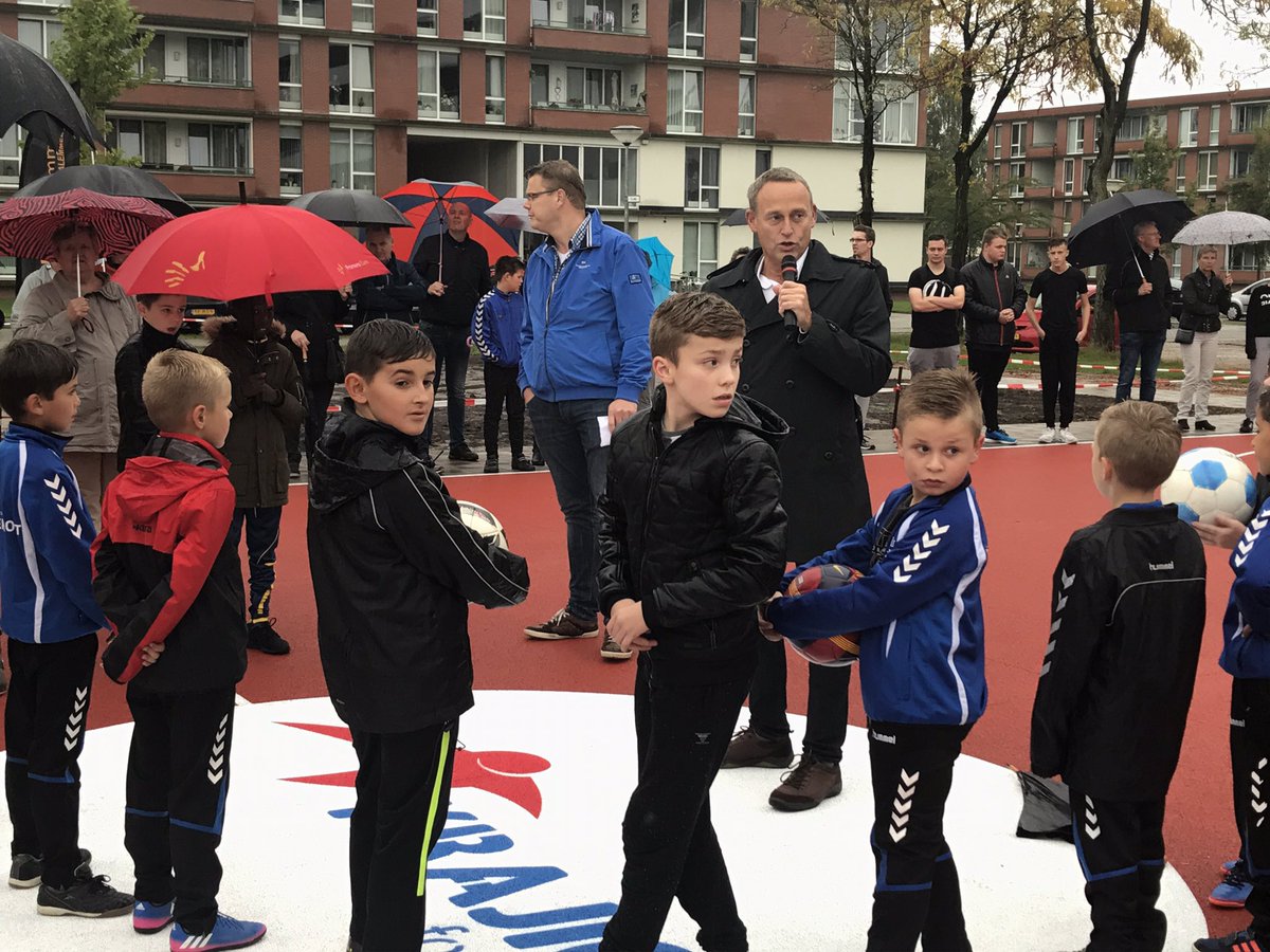 Weth.Jan Bos heeft het Sportplein Emmerhout geopend. Super resultaat en aanwinst voor de wijk! #burgerbegroting <a href="/EHwijk/">Wijkbelangen Emmerhout</a> <a href="/bosjan2009/">Jan Bos</a>