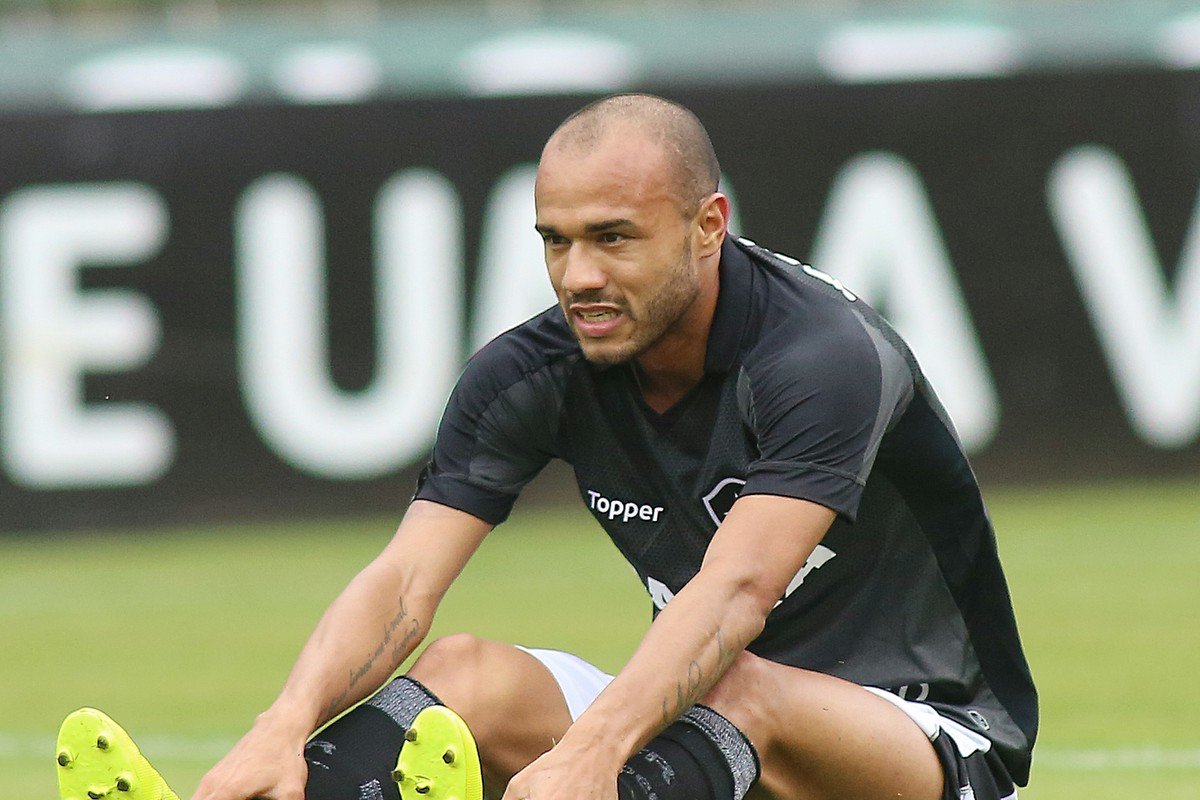 Drama alvinegro: tumor renal tira Roger de campo e comove o Botafogo glo.bo/2yzbbVX