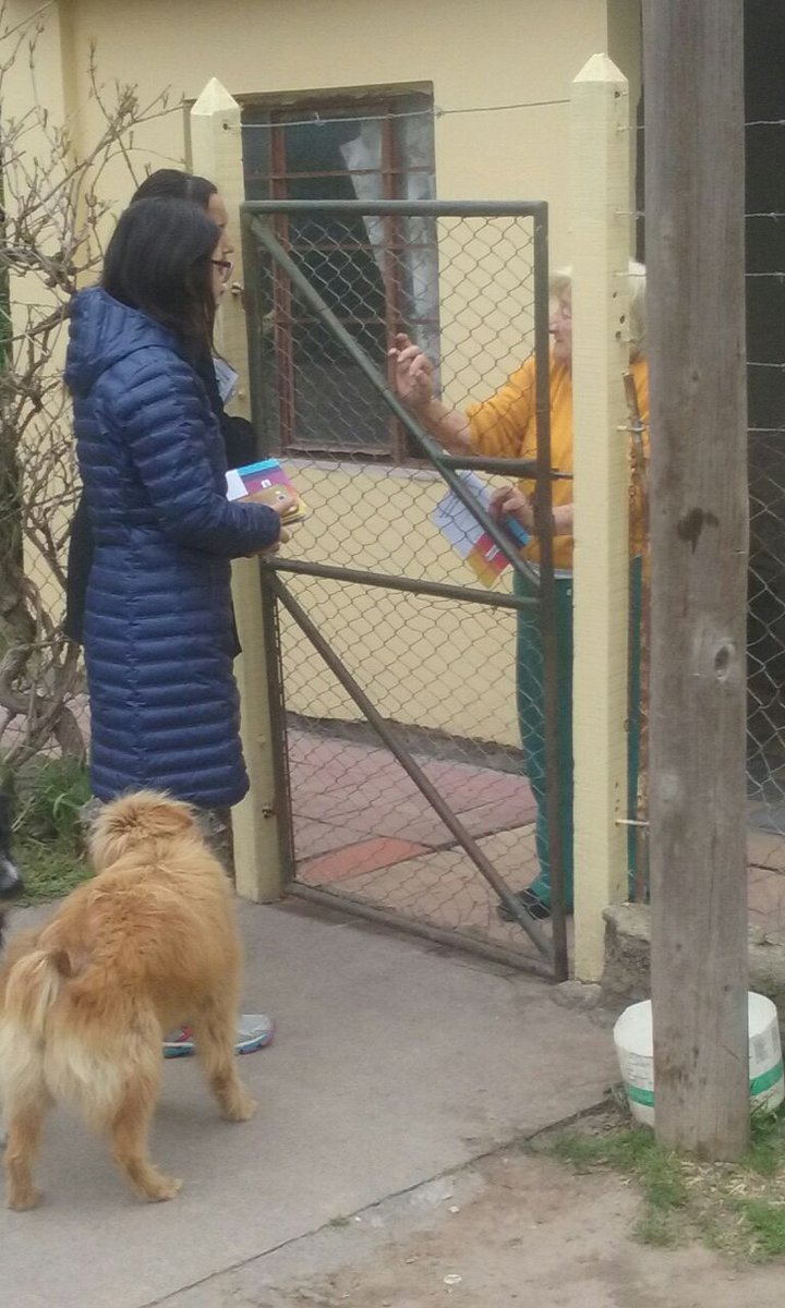 PaulaCanevello's tweet photo. #Ahora en #PiazzaSur compartiendo con l@s vecin@s las propuestas de #AzulPuede #SigamosHaciendo @magise1977 @leofissina https://t.co/NvFfY6g4tn
