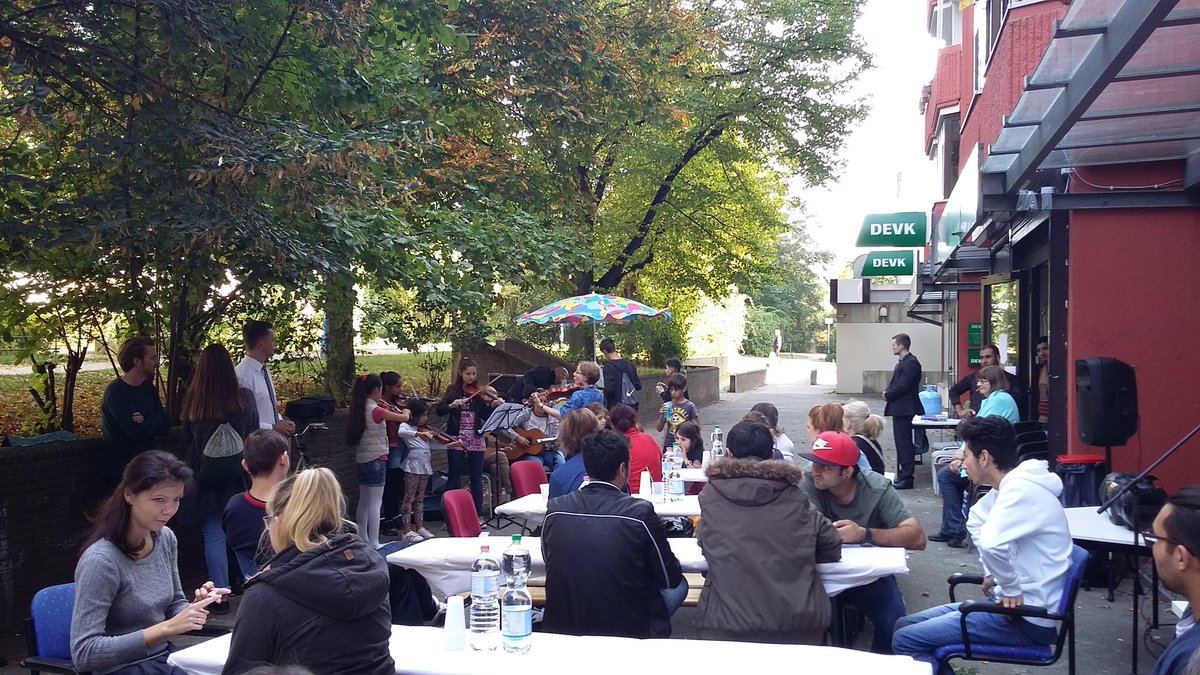 Das ist auch #Hellersdorf: Geflüchtete und Anwohner beim Fest vom LaLoKA/<a href="/MaHe_hilft/">Hellersdorf_hilft</a> auf dem Kastanienboulevard. #MaHe