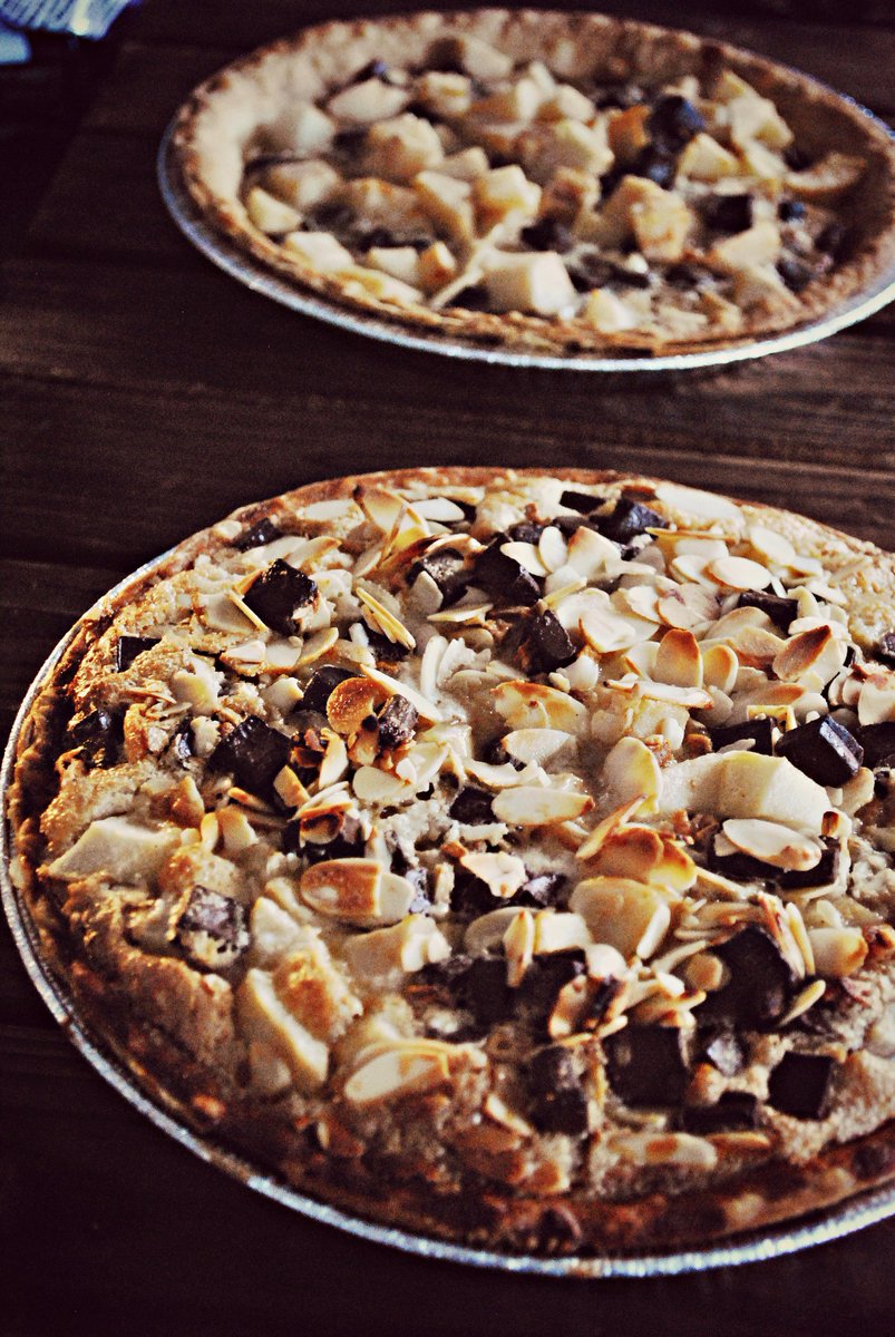 _Delices_'s tweet image. Envie d'une tarte qui goûte les chocolatines! C'est cochon !! delicesetconfession.blogspot.ca/2017/09/tarte-… #food #recipe #pie #chocolateoverload  #foodie