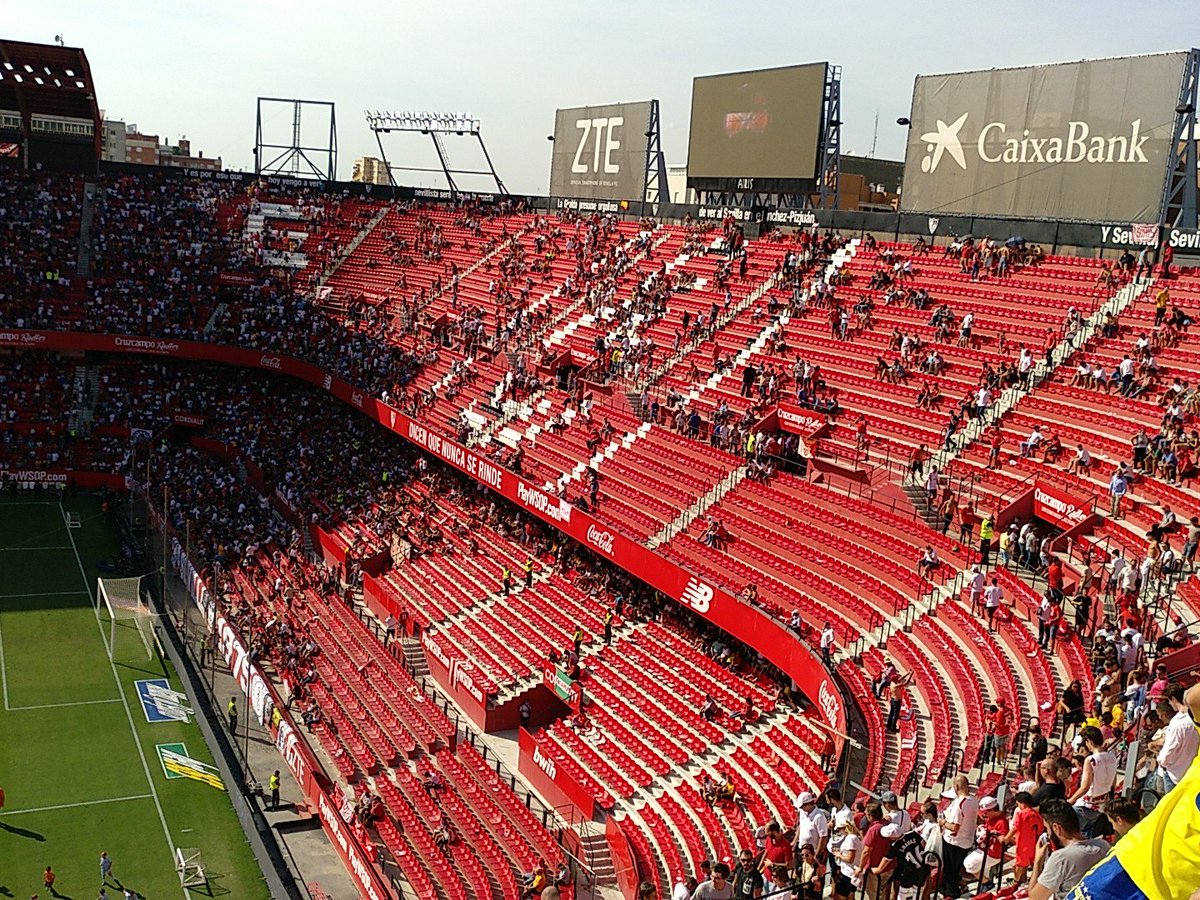 JuanBeaus's tweet photo. Señor @Tebasjavier  como aficionado del Sevilla nunca he visto nada así. Calor, desmayos, gente yéndose...... Conoces Sevilla??? #aldescanso https://t.co/hlh5F9Jd2G