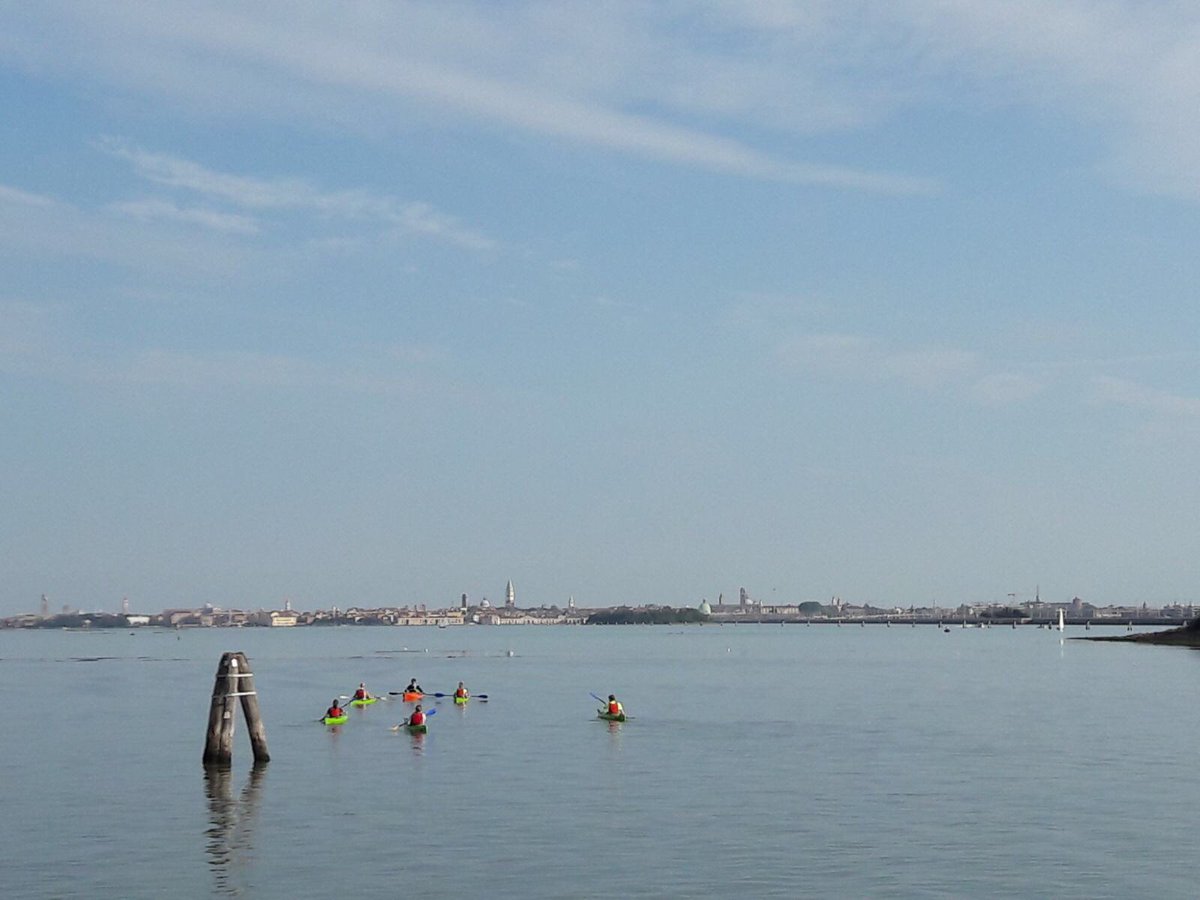 veneziaunica's tweet photo. Regate, voga veneta e kayak in Punta San Giuliano grazie all'iniziativa #BeActive #EWoS2017 del @SportGoverno @comunevenezia @LuigiBrugnaro https://t.co/KUXwTEisvJ