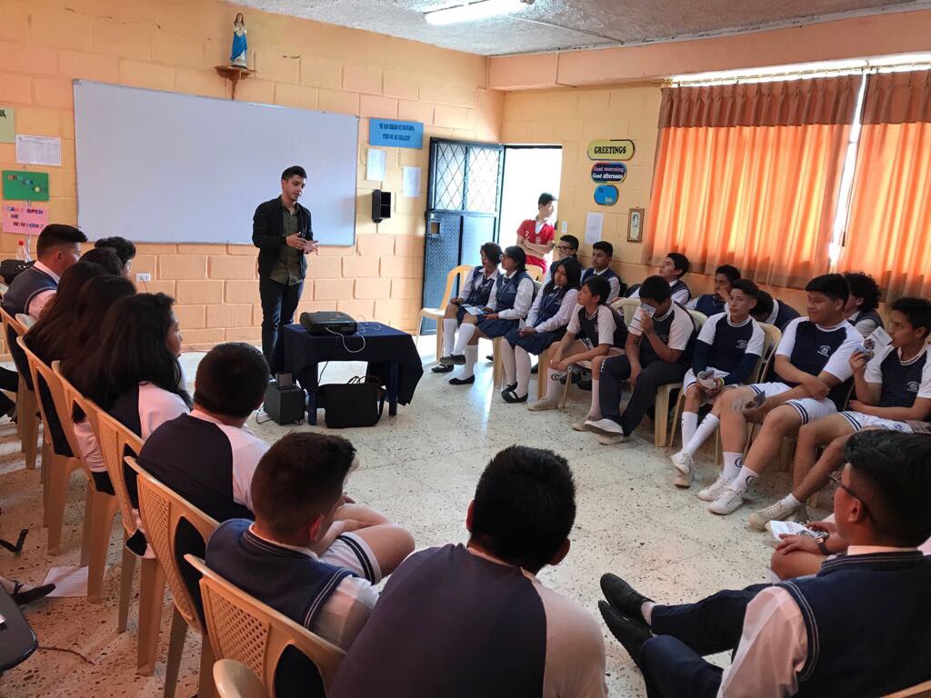 ParticipaCanar's tweet photo. @ParticipaCanar socializa competencias institucionales del @CPCCSr a los alumnos del colegio @_Internacional de la ciudad de Azogues https://t.co/K7yJMYM5FH