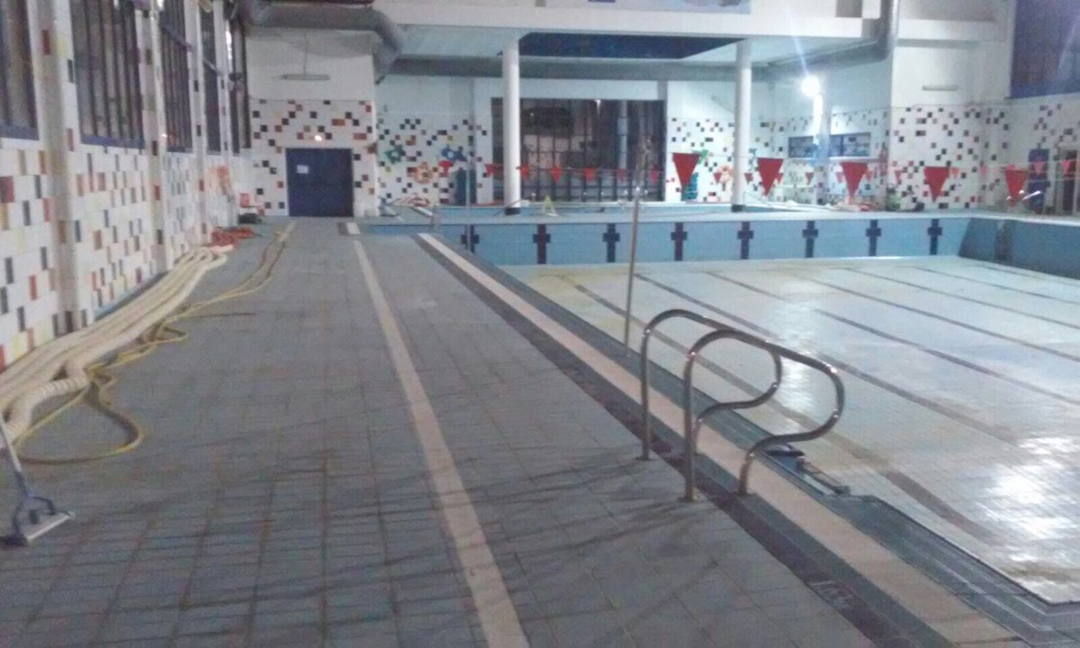 ElRecord's tweet photo. Este es el estado actual de la piscina cubierta municipal de Monóvar, lleva un año cerrada, esperan reabrirla a lo largo de octubre. #piscina #Monóvar #monovero https://t.co/DiIeeqUUmI