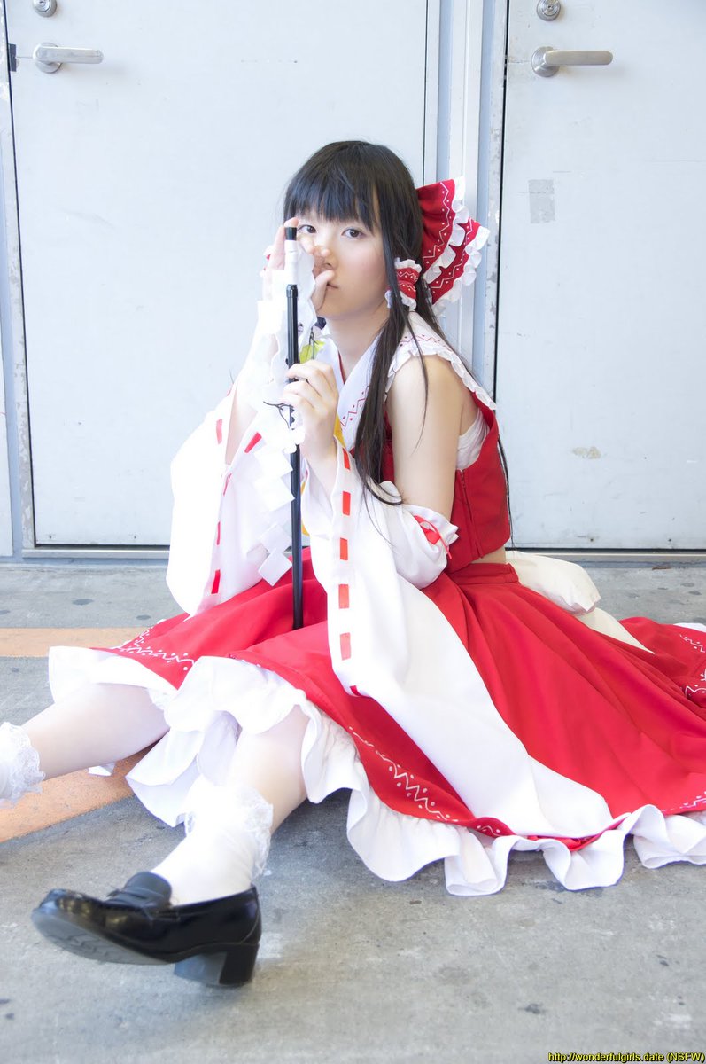 cosplay_touhou's tweet photo. #Blouse #Cosplay #DetachedSleeves #Gohei #HairTies #Hairbow #HakureiReimu #Miko #Pantyhose https://t.co/PmVEm5kga5