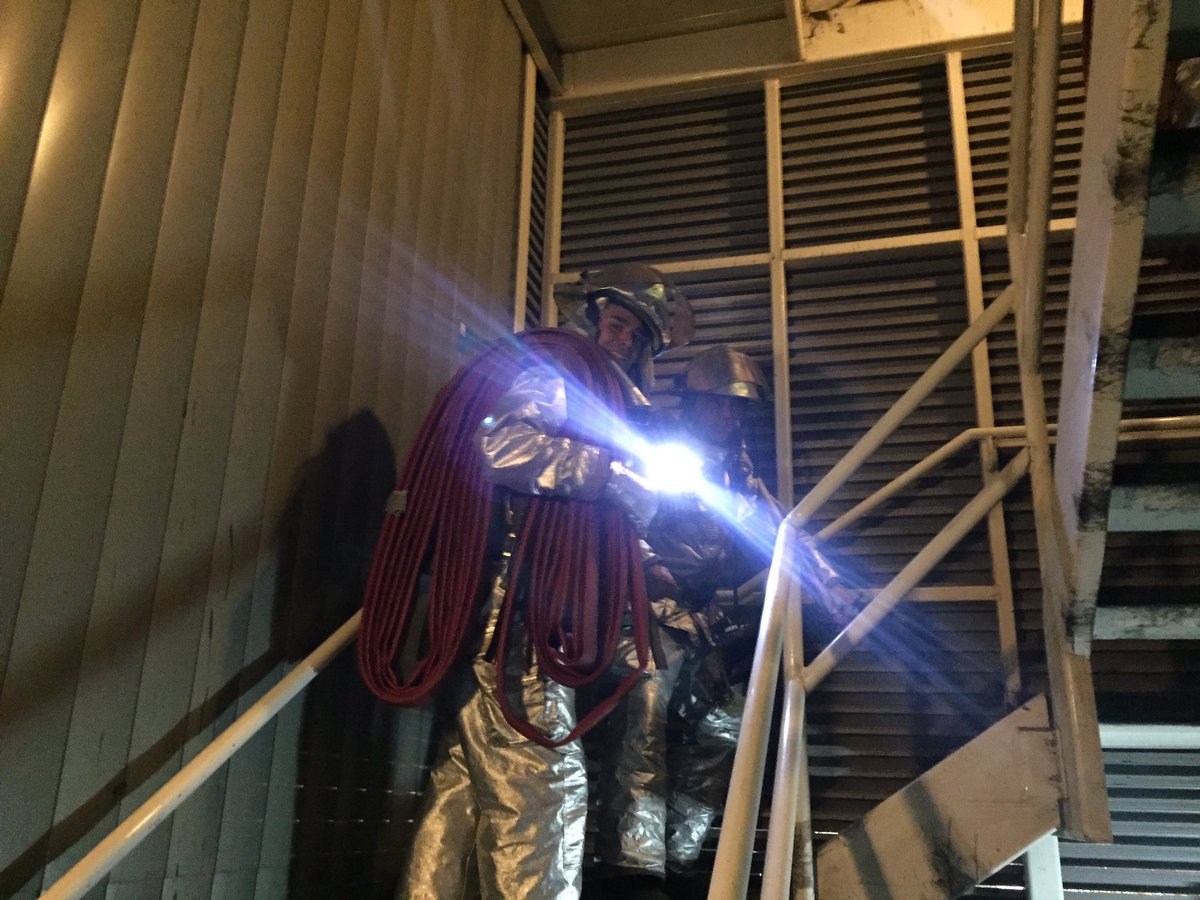 ColegioSSEI's tweet photo. SSEI AMB EJERCICIO NOCTURNO Subir 16 pisos c/equipo y materiales de extinción para saludar amigos @CirculoCTA_R @ColegioATCChile #Práctica https://t.co/t7jN6YMk7s