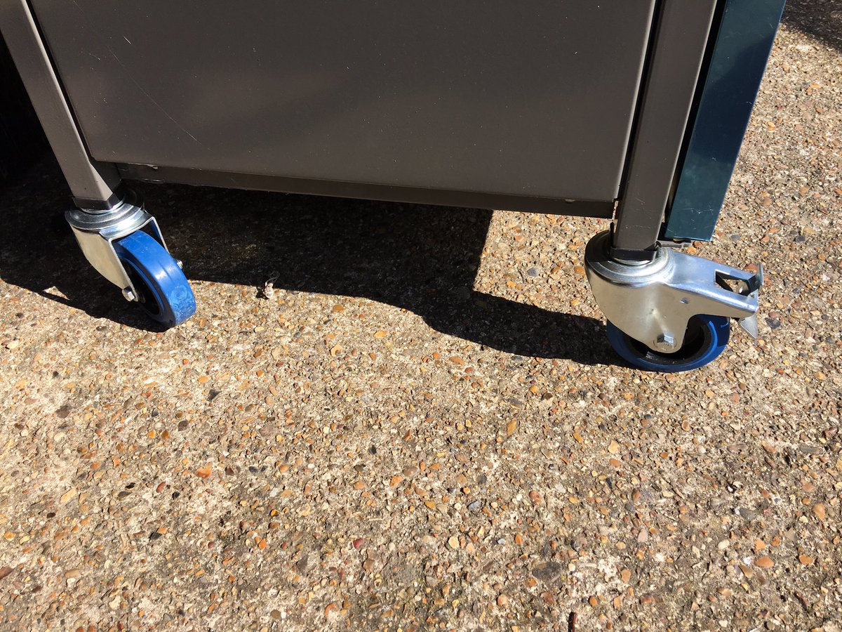 Bloke1973's tweet photo. @Weberbarbecues proper set fitted to my summit 670e as Weber only fit a £3 set on a £3000 BBQ disappointed with Weber !!!!! https://t.co/xUnCvai2YP