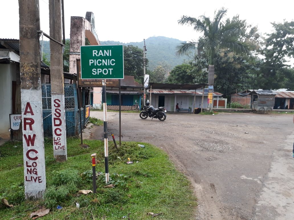 175Crpf's tweet photo. A CLEANLINESS DRIVE BY #175 BN CRPF AT A TOURIST PLACE KAPILI, RANI, KAMRUP (ASSAM) ON OCCASION OF WORLD TOURIST DAY https://t.co/uQSu4VgOMM