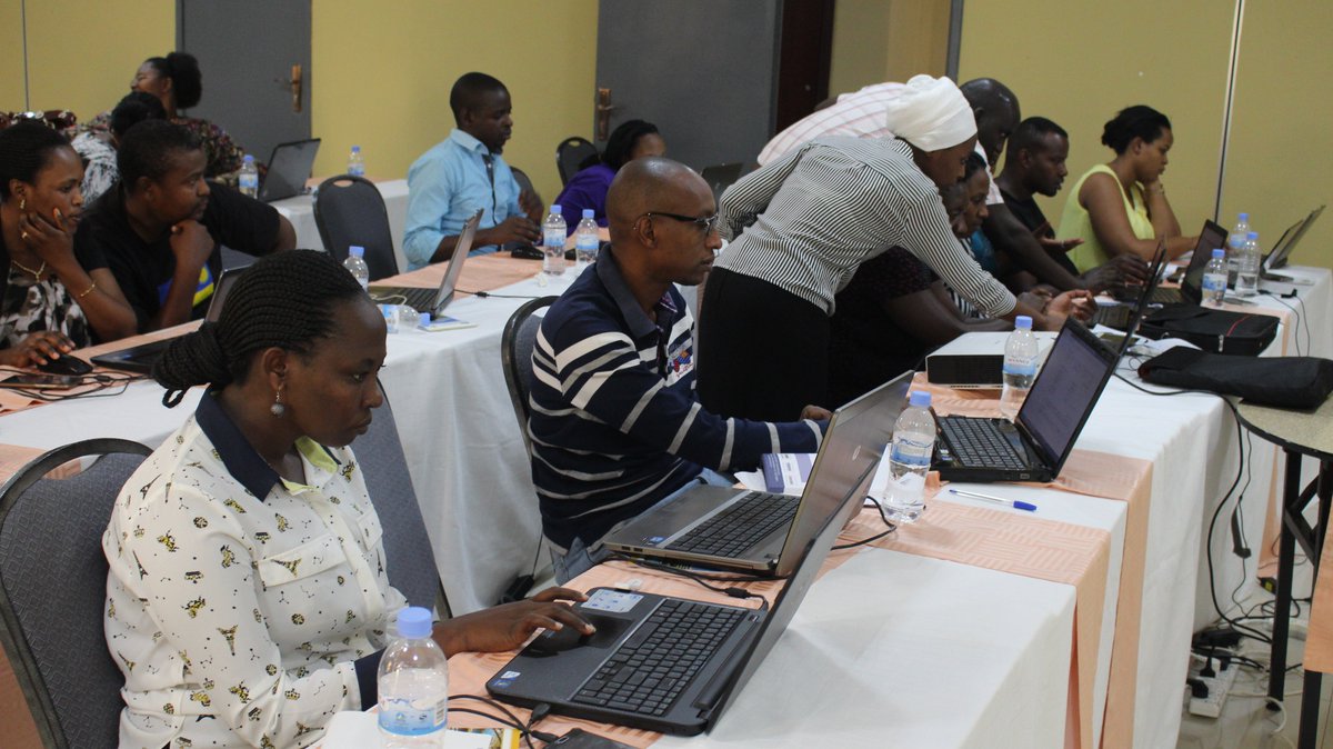 umucyo_gov_rw's tweet photo. By help of #EprocTeam, trainees try to create a draft contract for works in #UmucyoSystem https://t.co/gsKNn1DbHl
