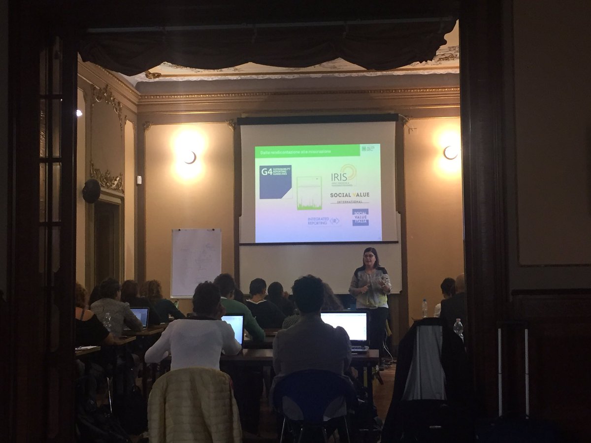 glossYmaker's tweet photo. In attesa di parlare di @responsiBEERity2016 e del processo di rendocontazione #sostenibilità #professioneCSR @ALTIS_Unicatt @CSRManagerNet https://t.co/sHFpbnJIMm
