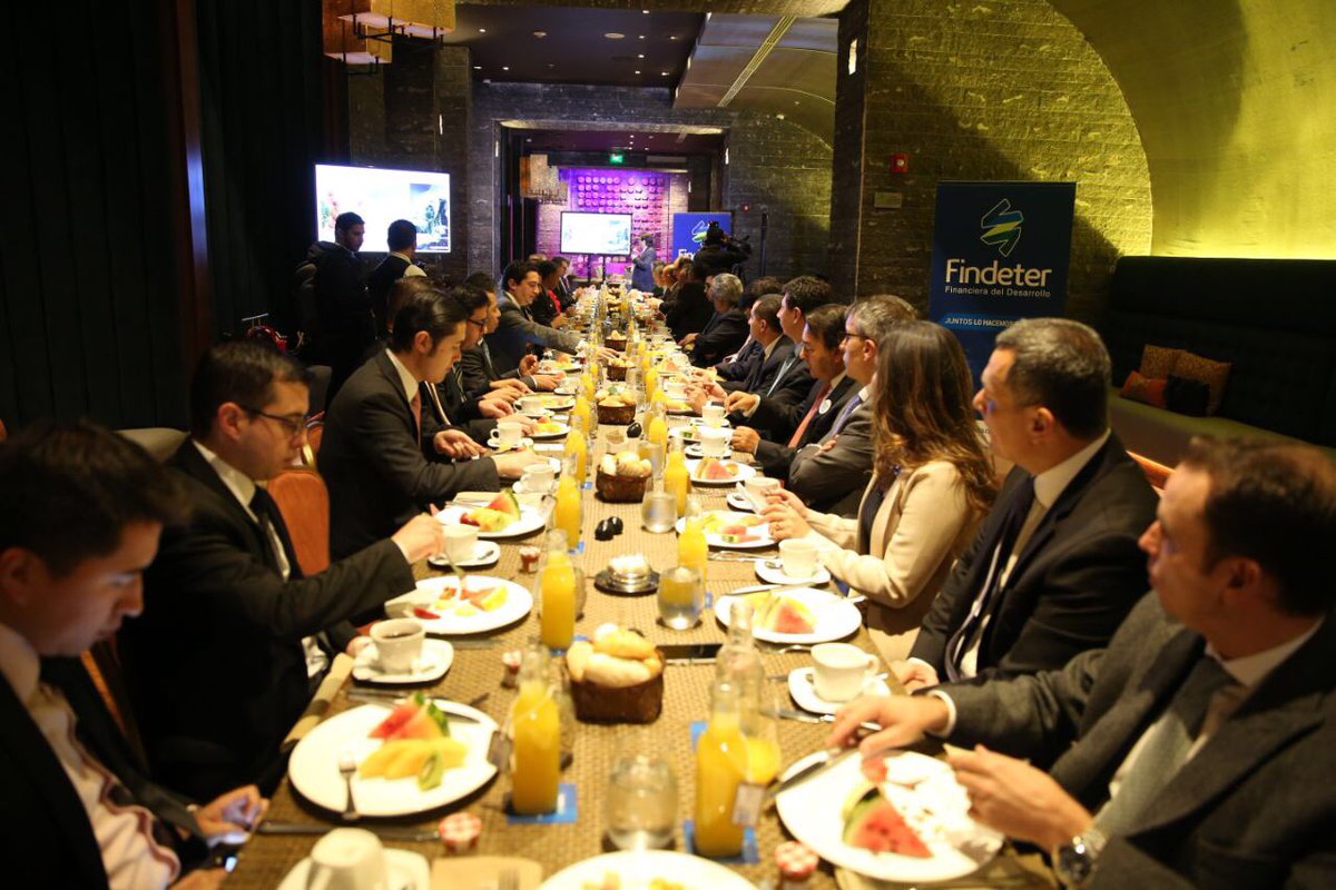 MauricioCard's tweet photo. En desayuno de trabajo, Gobierno y banca colombiana trabajan de la mano para impulsar la #economía #ColombiaRepunta https://t.co/1VbmAULACP