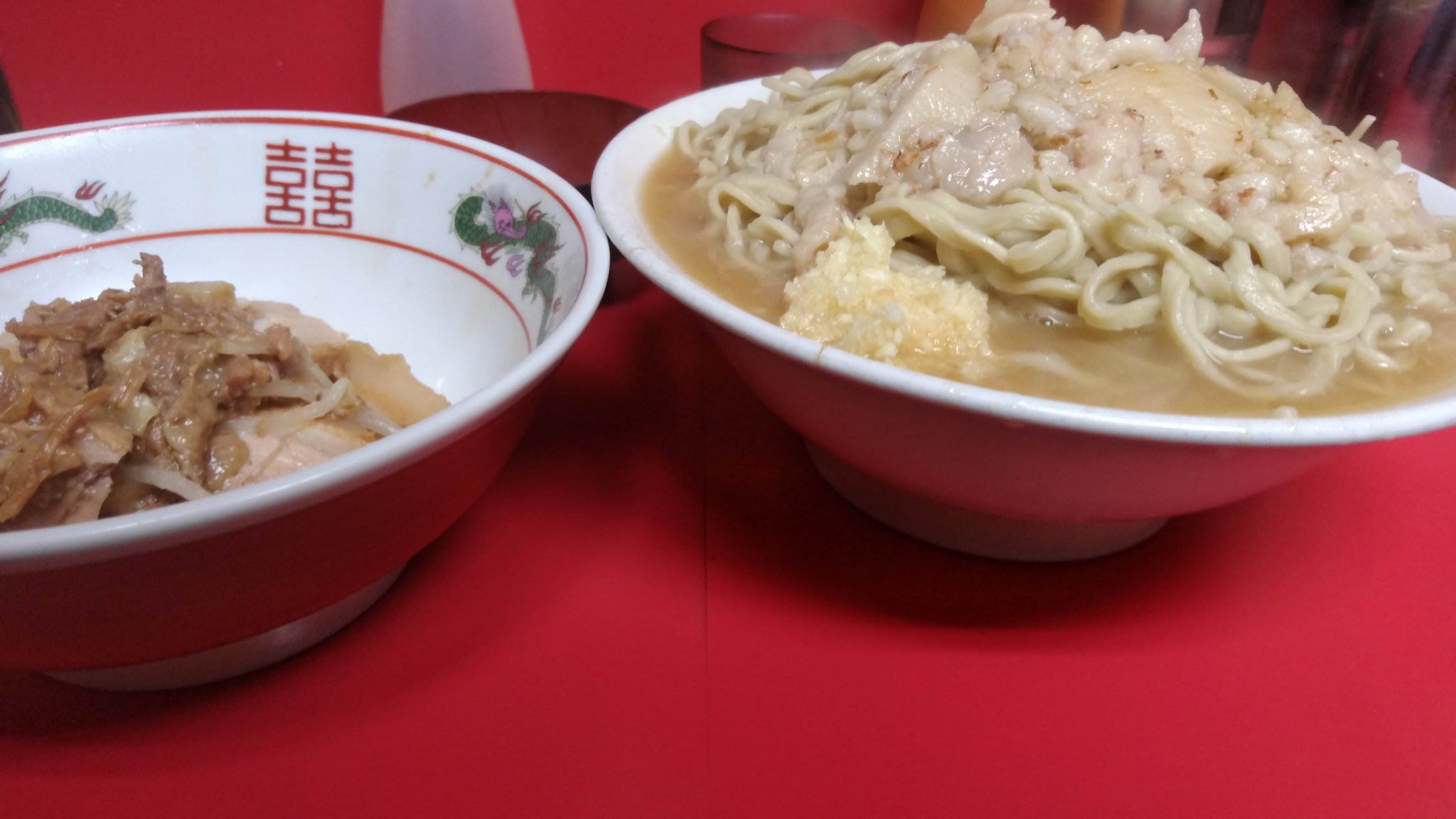 ラーメン二郎 愛好家 Pa Twitter 24日 日曜 に食べてきましたw 今回も前回と同じで800ｇを食べました とても美味しかったです また今週も食べに行きます 大ラーメン 麺マシ 450ｇ 野菜無し アブラカタマリ ニンニクちょいマシ カラメマシマシ ラーメン二郎