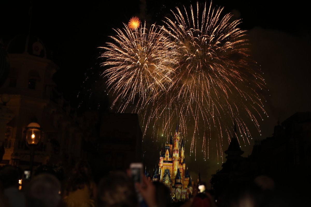 Funtime15's tweet image. ¿Y el momento de levantar la vista y ver el cielo iluminado? ¿Se lo imaginaron? ¡No saben lo que es! #FunTimeDiciembre2017 #DisneyConFunTime