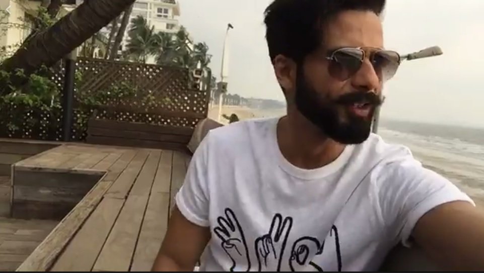 shahidkapoorFC's tweet photo. VIDEOS - Our hero @shahidkapoor's wonderful Live FB chat ❤️😍 
Part 1 : https://t.co/p8ehxnYlsh 
Part 2 : https://t.co/bIWppic9qu https://t.co/RMM66FtVES