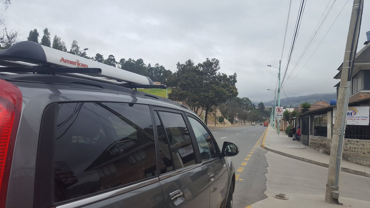 FannyCardenasF's tweet photo. En la vía rápida Azogues- Cuenca, camiones se estacionan en lugares no permitidos. #ReporteCiudadano https://t.co/31sm70ixIB