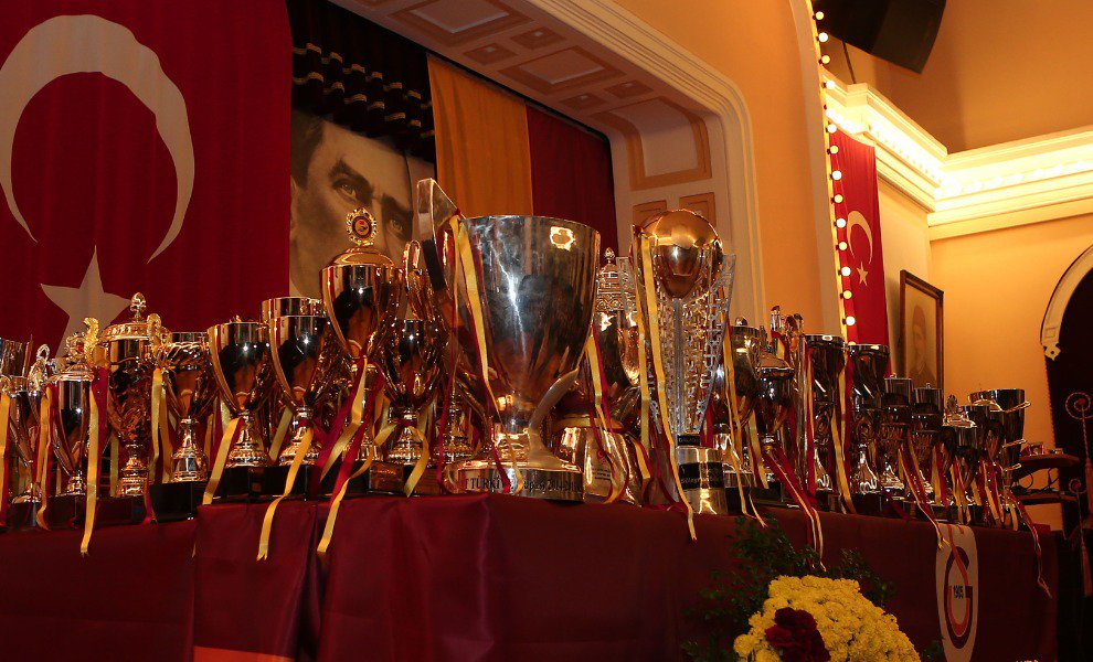 280 karakter güncellemesi için teşekkürler @Twitter! Fakat, şampiyonluklarımızı sığdırmak için çok daha fazlasına ihtiyacımız var. 😎

UEFA Kupası (1): 1999-2000
UEFA Süper Kupa (1): 2000
Süper Lig (20) 🌟🌟🌟🌟
Türkiye Kupası (17)
Türkiye Süper Kupa (15)
ve daha nicesi... 🏆