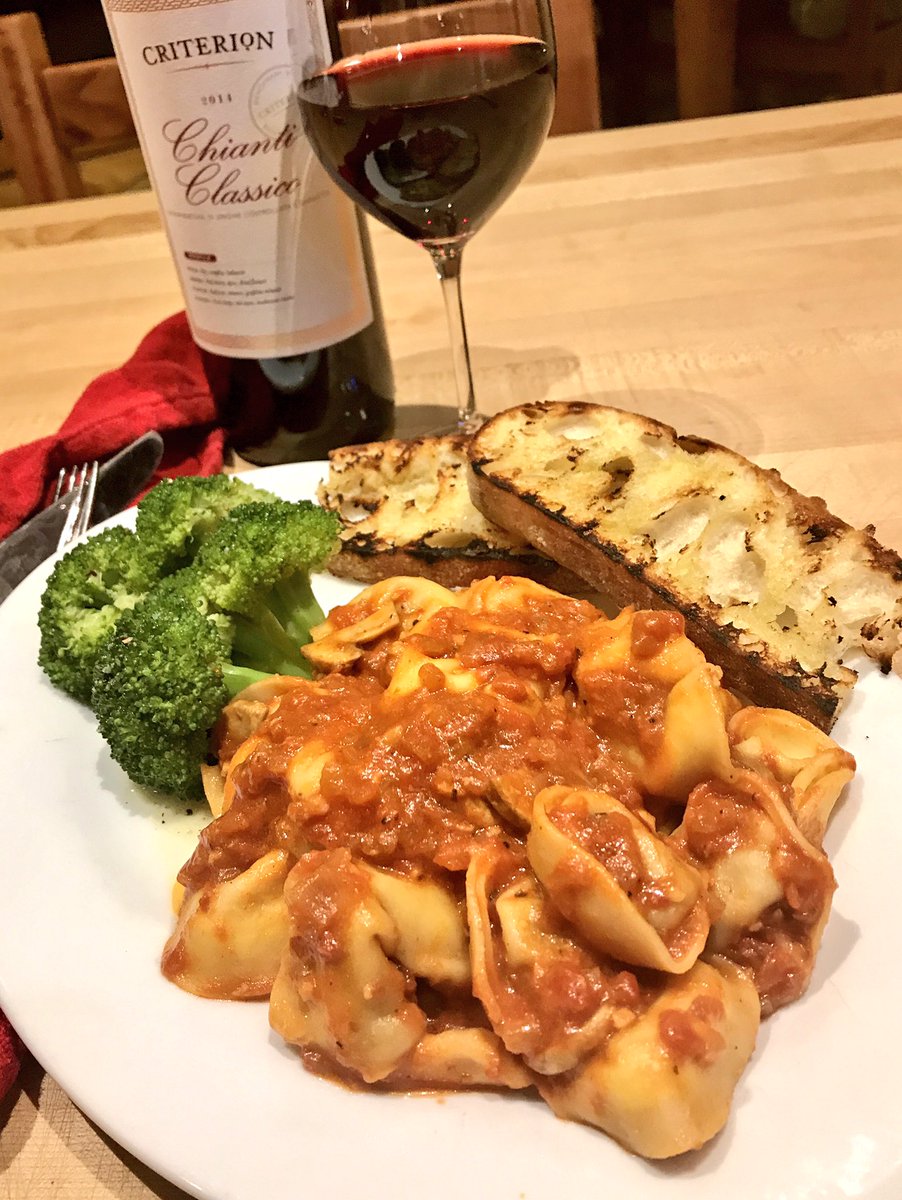 DavidWoolpy's tweet photo. Italian Sausage Tortellini, broccoli, grilled ciabatta toast, Chianti Classico #blogmylunch #RecipeOfTheDay https://t.co/ag6vog1Q1o