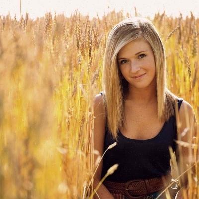 vlad_glintu's tweet photo. Clara from Tennessee: "I hope you are the one I am looking for." https://t.co/dbNEvYaF2P https://t.co/SSwIks3tlQ