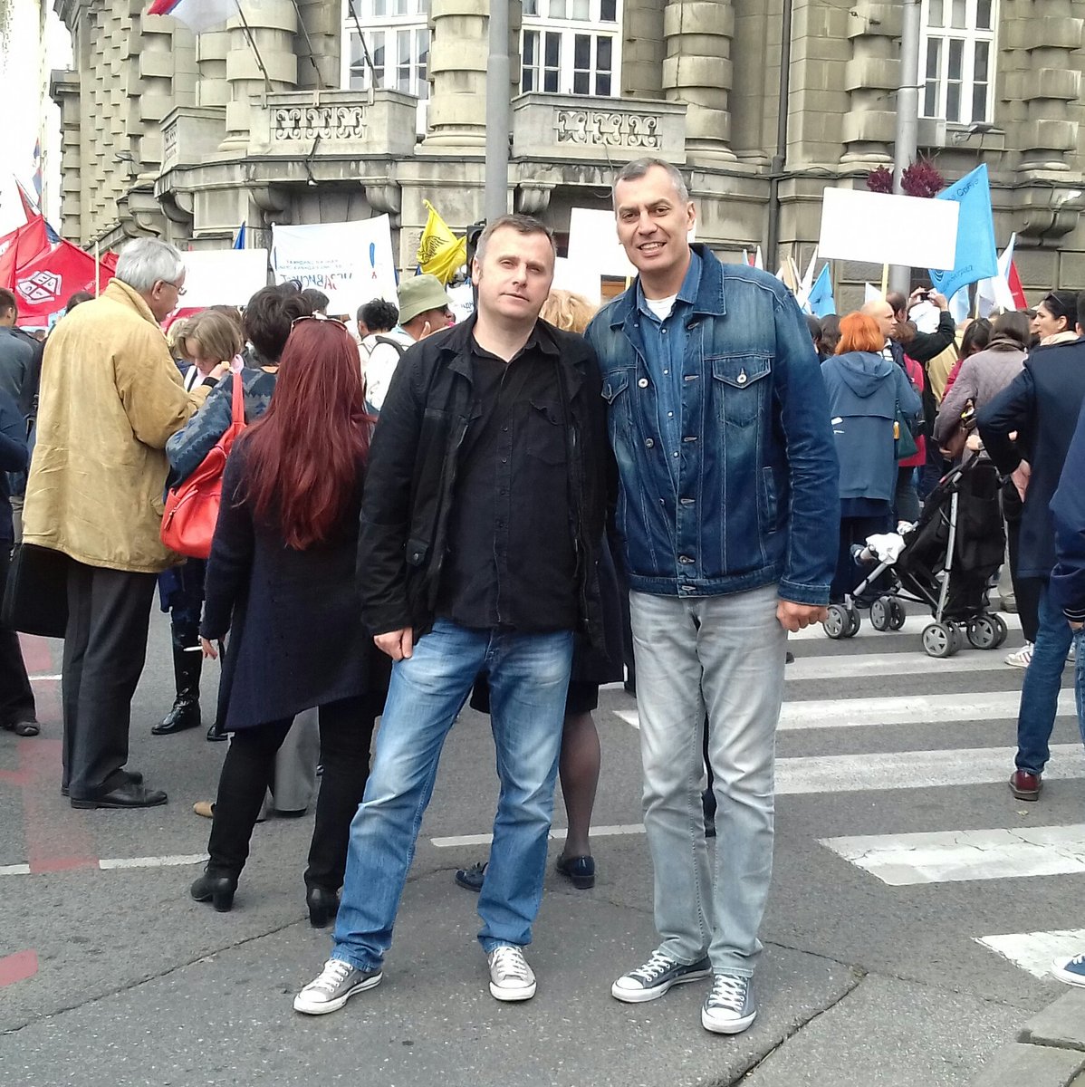 slaxkg's tweet photo. Umal' da @nenaddor i ja srušimo Vladu (mislim na zgradu 😉😁)
#protest
#USPRS https://t.co/7YRKxsPAFU