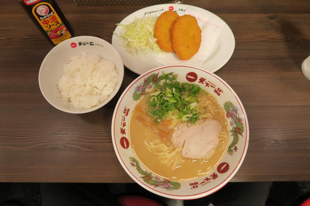 かずあっきぃ 通称 ラーメン官僚 天下一品上野アメ横店 上野広小路にて コロッケ定食 上野エリアの駆け込み寺 新たに定食メニューが増えていた コロッケ定食は おかず付き定食でありながら 1 000円でお釣りが来るコスパの高さが魅力 オープン当初