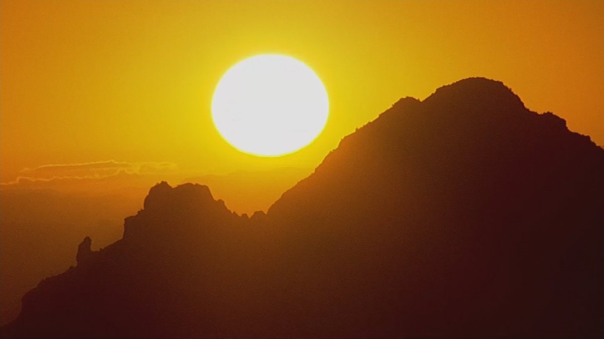 azfamily's tweet photo. Good Morning! Beautiful #sunrise shot from @chopperguyhd #phoenix #paradisevalley #camelbackmountain #prayingmonk https://t.co/2ZBJPv3JoR