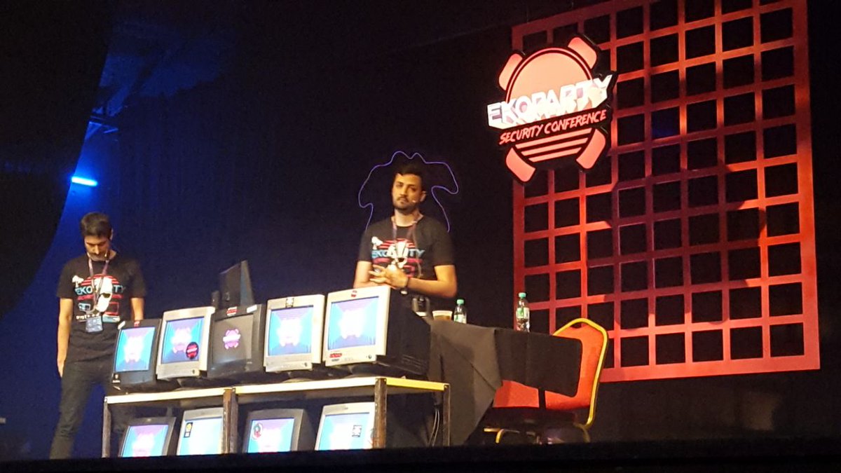 lmkalg's tweet image. @riveronicolas  rompiendola en @ekoparty #eko13