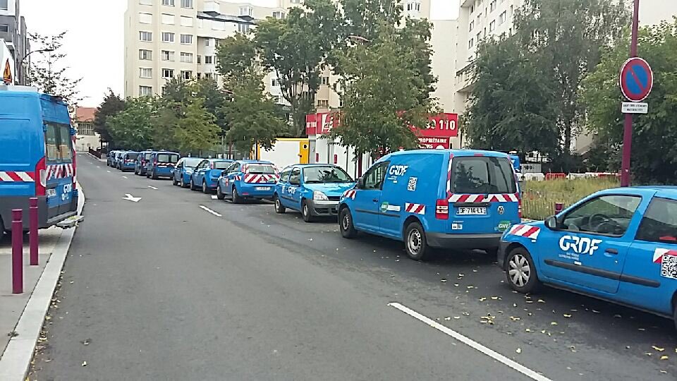 MarieRESTOUX's tweet photo. Les #gaziers @GRDF toujours mobilisés en masse à @villedebezons pour redonner la "flamme" à chacun https://t.co/oagpCrIR45
