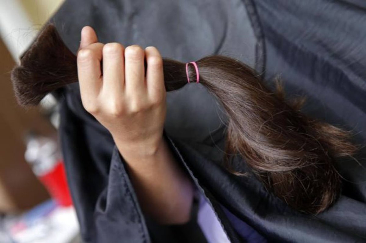 Venezolanas venden su cabello para comprar comida bit.ly/2xIsbvi