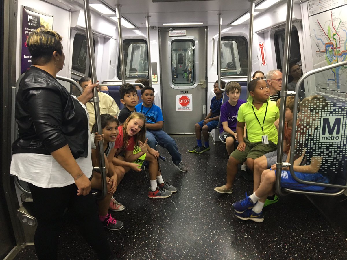 Murch5thGrade's tweet photo. We're off I the Air and Soace Museum https://t.co/VqgCGZGn61