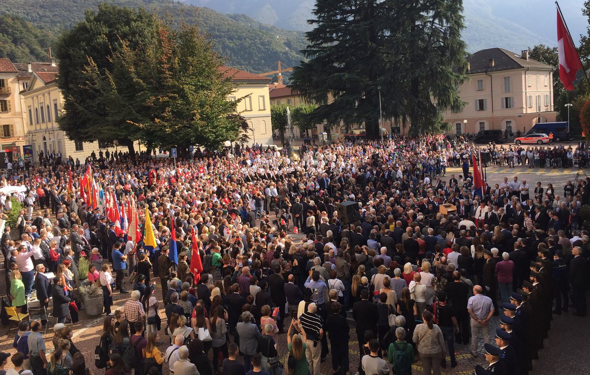 BR_Sprecher's tweet photo. Il caloroso abbraccio dei Ticinesi venuti a #Bellinzona a salutare il consigliere federale Ignazio #Cassis (BK) https://t.co/Kjq7K4Ts4a