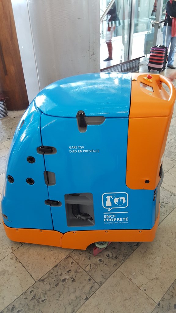 Bruno_Ciulli's tweet image. Autolaveuse en démo #gare d&apos;Aix-en-Provence #TGV pour #Aixploration et l&apos;ouverture de #thecamp #robots #sncf @ConnectGares
