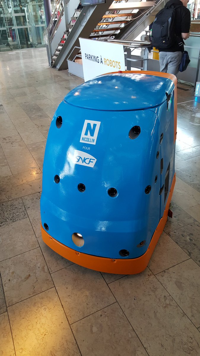 Bruno_Ciulli's tweet image. Autolaveuse en démo #gare d&apos;Aix-en-Provence #TGV pour #Aixploration et l&apos;ouverture de #thecamp #robots #sncf @ConnectGares