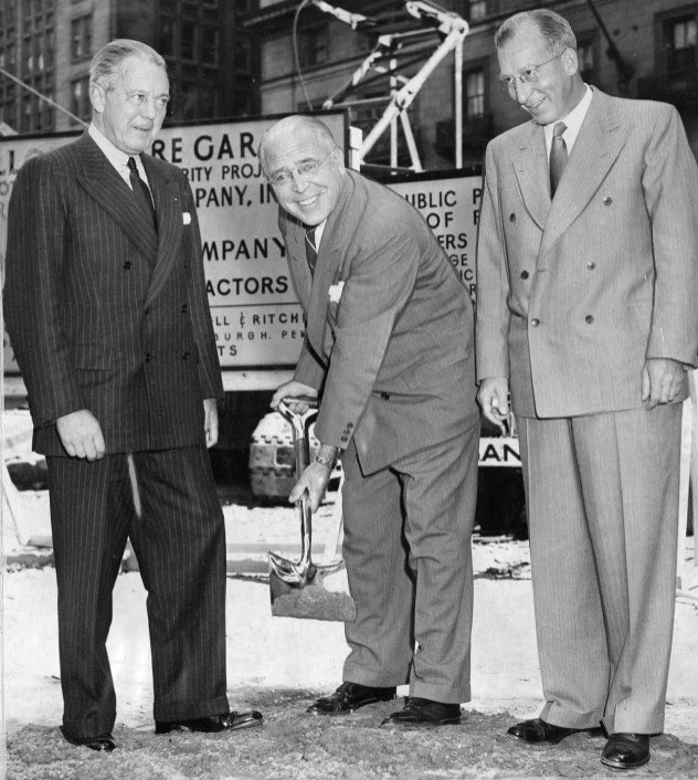 PghArchives's tweet photo. #OnThisDayPGH in 1953 Mayor Lawrence &amp; Mr. Mellon break ground on what was @DowntownPitt's 1st public park. @CityPGH's iconic Mellon Square. https://t.co/p8427Z9flz
