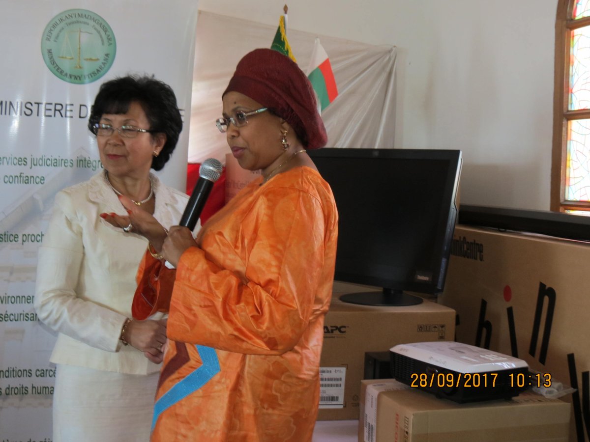 AUC_PAPS's tweet image. #SRCC Hawa Youssouf, as part of the "#Africa Helping Africa" initiative, handed over IT equipment to the Minister of Justice of #Madagascar