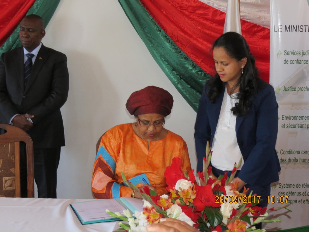 AUC_PAPS's tweet image. #SRCC Hawa Youssouf, as part of the "#Africa Helping Africa" initiative, handed over IT equipment to the Minister of Justice of #Madagascar